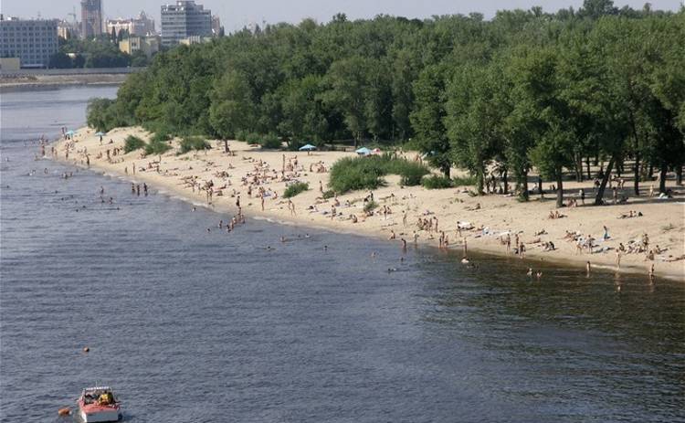 В Киеве запретили плескаться на пяти пляжах (фото)