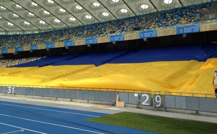 На «Олимпийском» развернули самый большой флаг Украины