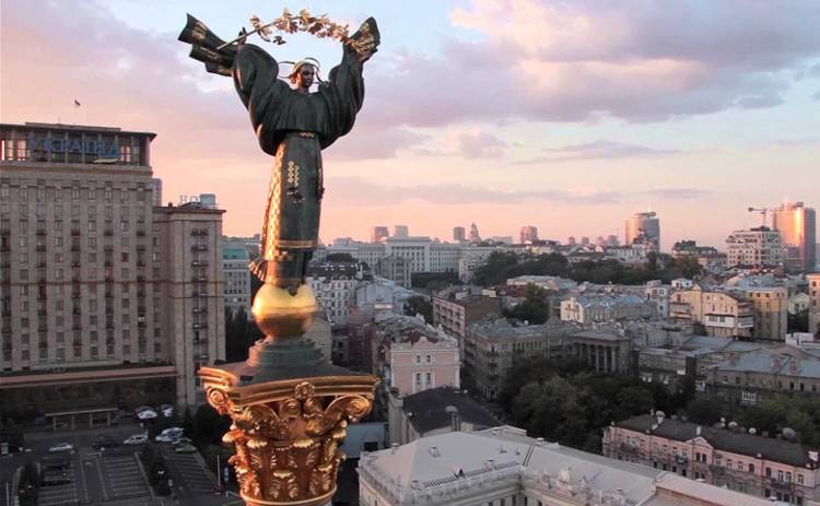 В Киеве произошло необычное для сентября явление (фото)
