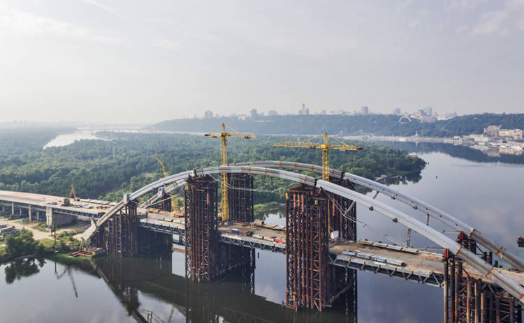 В Киеве горел мост через Днепр (видео)