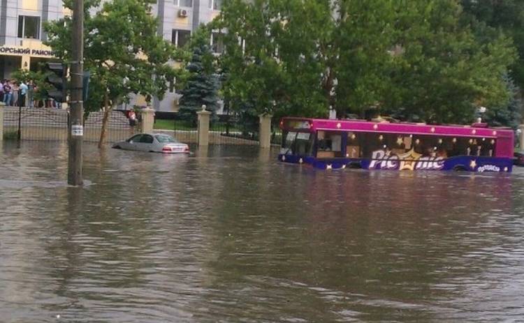 По затопленным улицам Одессы плавал катер (видео)