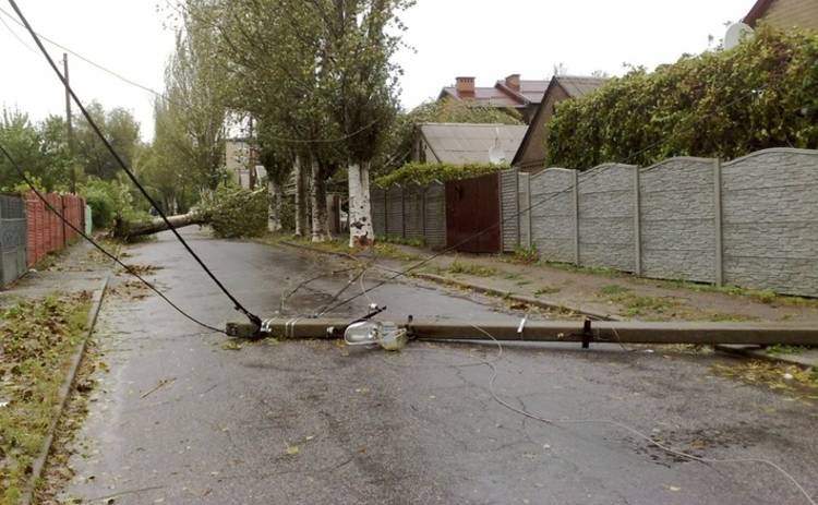 Непогода погрузила во мрак семь областей Украины