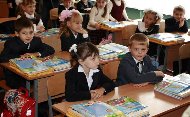 Украинские школьники получили учебники с сюрпризом (фото)