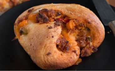 Пицца-рулет: удивите свою семью выпечкой (видео)