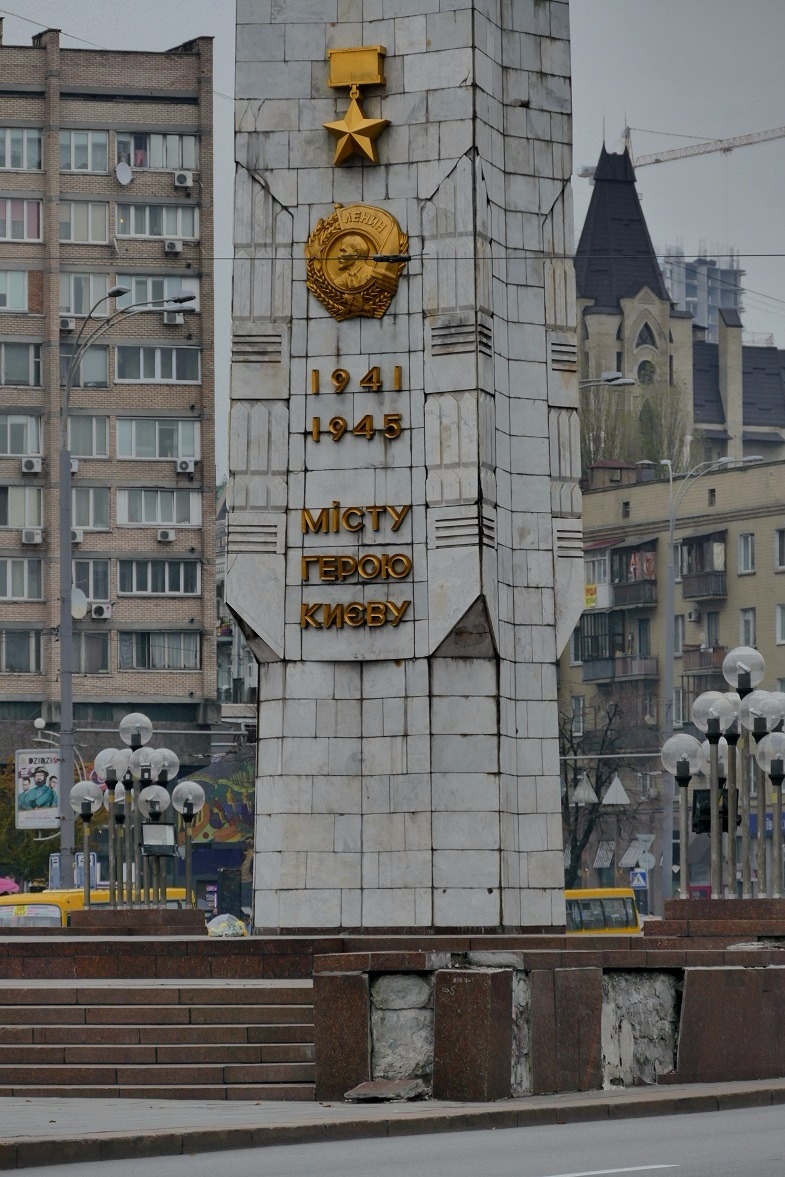 v-kieve-razrushaetsya-geroicheskiy-obelisk-foto2