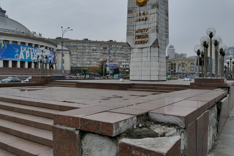 v-kieve-razrushaetsya-geroicheskiy-obelisk-foto3