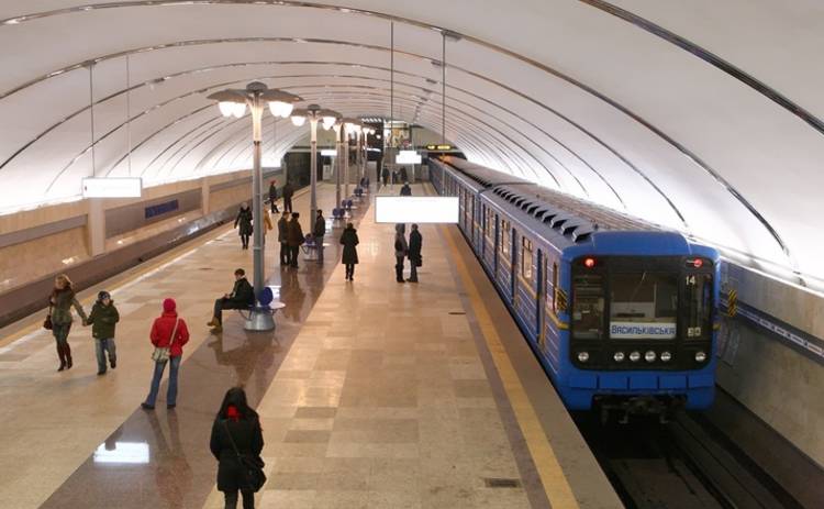 В киевском метро замечена группа в одних трусах (фото)