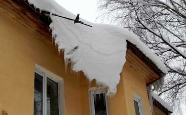 В Киеве глыба снега знатно помяла чью-то машину (фото)