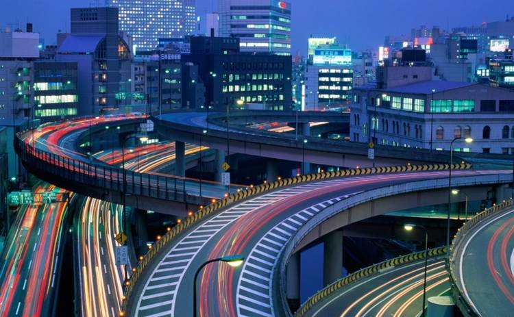 В Японии провал в пятиполосной дороге отремонтировали за 48 часов (фото)
