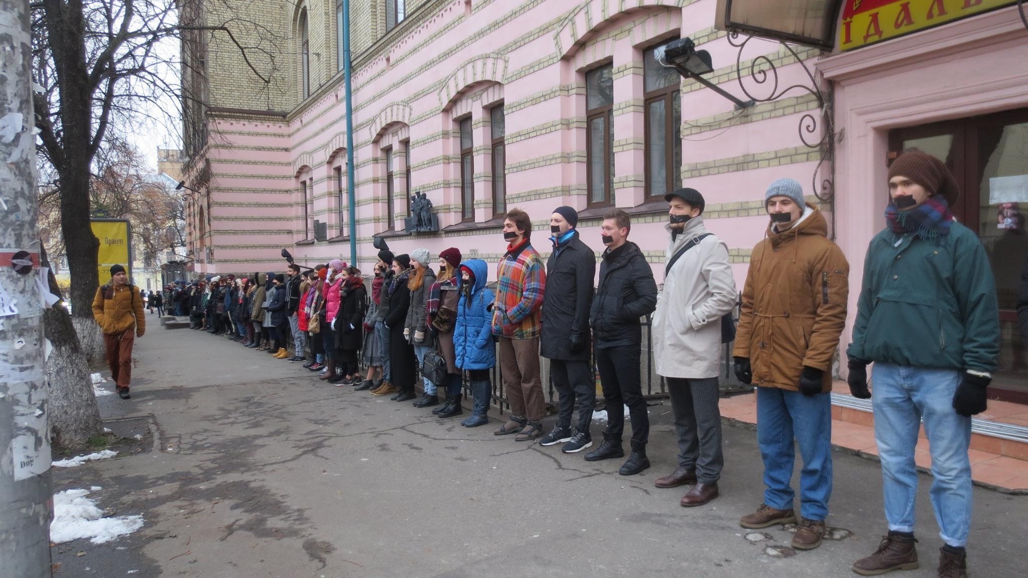 kievskie-studenty-ustroili-molchalivyy-protest-foto1