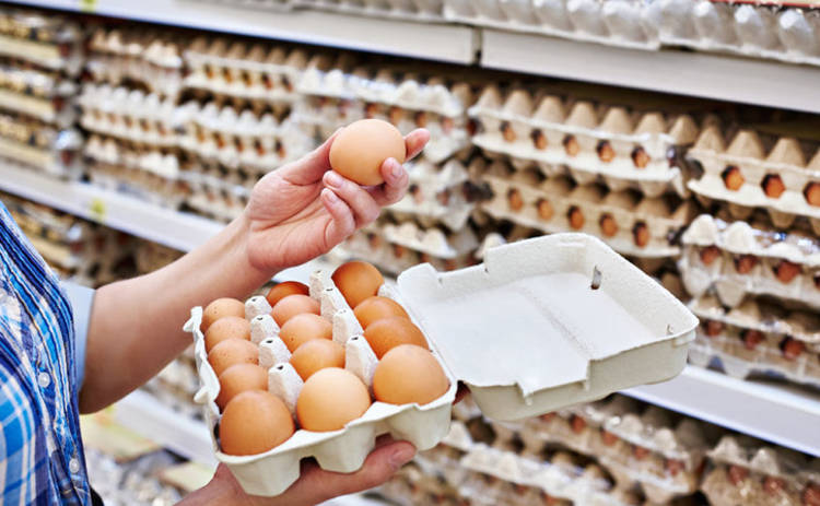 В столичном супермаркете продают яйца с огромными глистами (фото)
