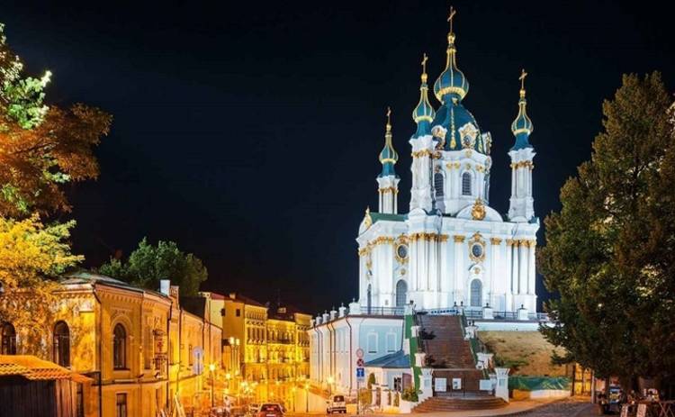Андреевскую церковь в Киеве подсветили новыми огнями (фото)