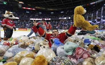 В Канаде фанаты забросали хоккеистов плюшевыми медведями (видео)