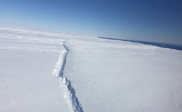 На Антарктическом полуострове обнаружена огромная трещина (фото)