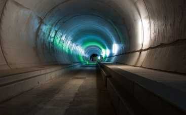 Через самый длинный в мире тоннель прошел первый поезд (фото)