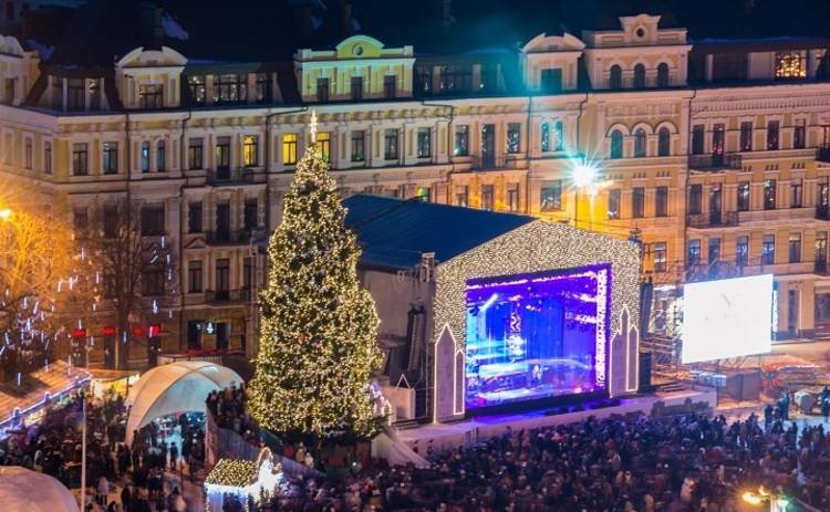 Сегодня во всех районах Киева зажгут новогодние елки