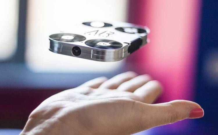 Компания Selfly создала летающий чехол для смартфона