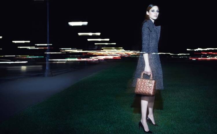 О знаменитой сумке Lady Dior напишут книгу