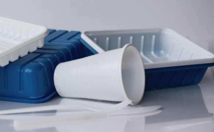 Скрытая опасность: что нельзя хранить в пластиковой посуде?