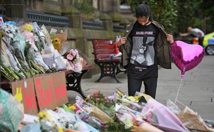 Ариана Гранде оплатит похороны жертв взрыва на ее концерте