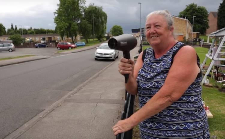Британская пенсионерка использует фен для борьбы с гонщиками (видео)