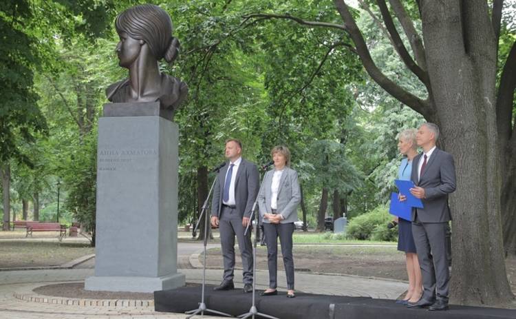 В Киеве открыли новый памятник Анне Ахматовой (фото)