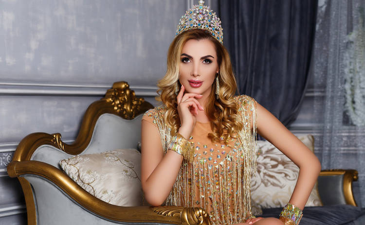 Анна Гомонова получила сразу две короны конкурса «Mrs Earth-2017» (фото)