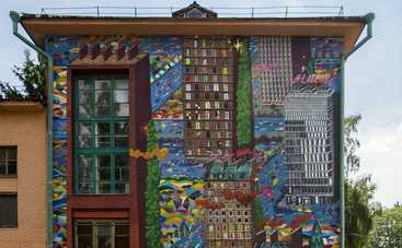 Французский художник Popay создал целый город на стене Черниговской школы