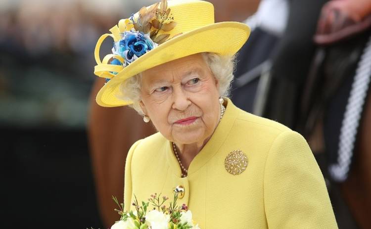 СМИ выяснили, сколько раз в день королева Англии прикладывается к стакану
