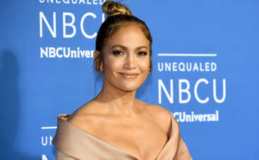 Дженнифер Лопес в корсете показала свои формы