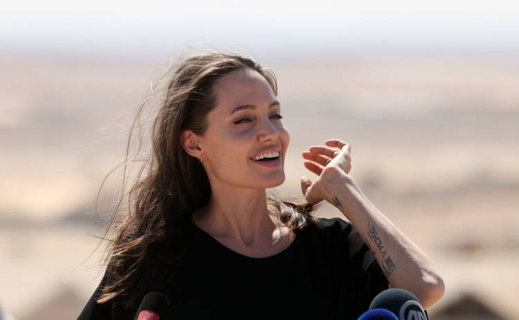Почему Анджелина Джоли отказывается от секса?