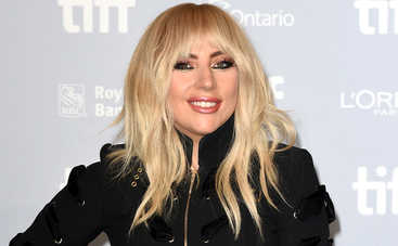 Леди Гага попала в больницу с острой болью в бедре
