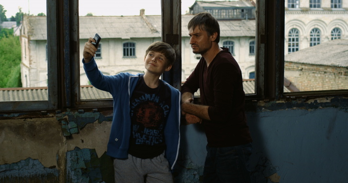 Радостные воспоминания о прошлом. Прошлое возвращается. Вернуться в прошлое. Вернулся в прошлое и встретил друга. Вернулся в прошлое и встретил друга.