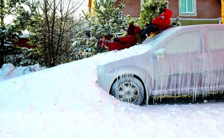 Как легко очистить свой автомобиль от льда и снега