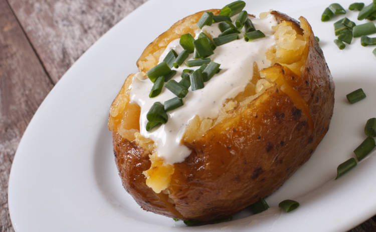 Картофель, запеченный с салом в духовке от Олега Собчука (рецепт)