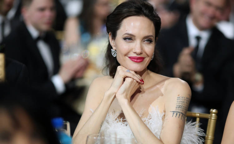 Астролог объяснил причину неудач Анджелины Джоли