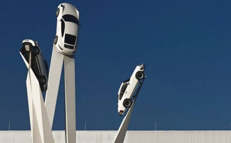 Поражающие масштабом: скульптуры из автомобилей