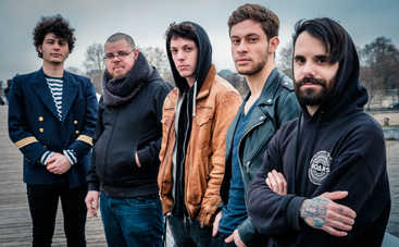 Французы The Flying Bricks разбили в клипе гитару и старый телевизор