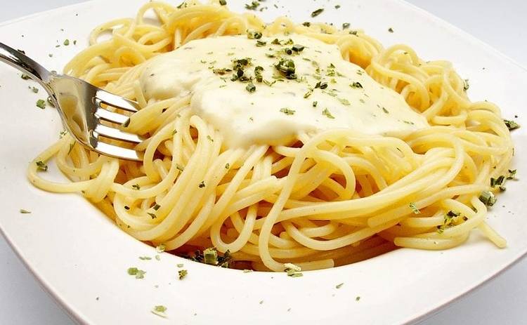 Спагетти с соусом и зеленью (рецепт)
