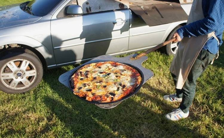 Француз создал уникальную печь для пиццы из старого автомобиля