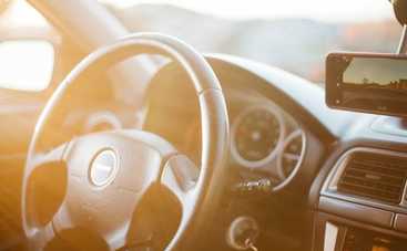 6 вещей, которые запрещено оставлять в машине в жару