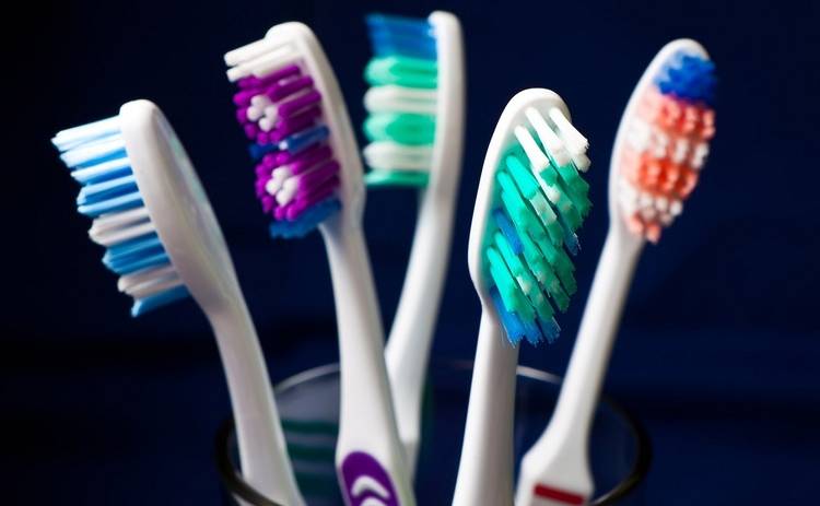 Ученые рассказали, как зубные щетки вредят здоровью человека