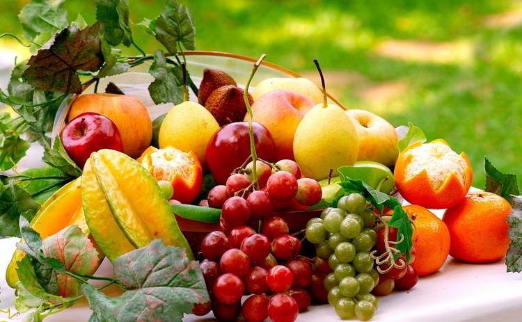 Диетолог назвала фрукты и ягоды, которые мешают похудению