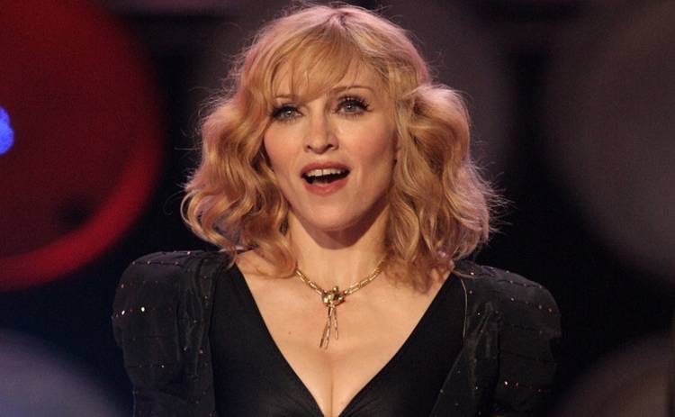 Мадонну обвинили в сексуальных домогательствах