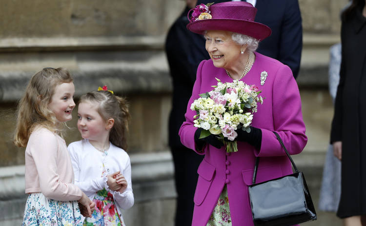 Дамская сумочка в британской королевской семье и ее секретные функции
