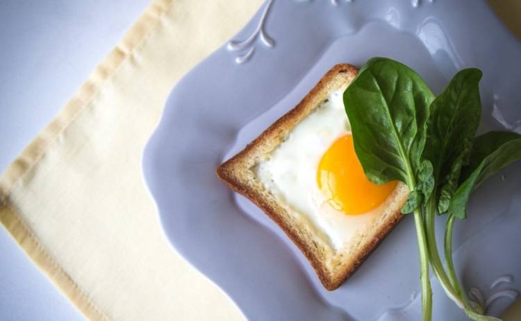 Яичница по-французски в хлебе на завтрак (рецепт)