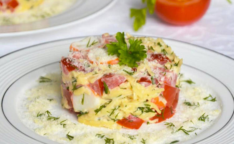 Салат «Восторг» с крабовыми палочками, яйцом и помидорами (рецепт)