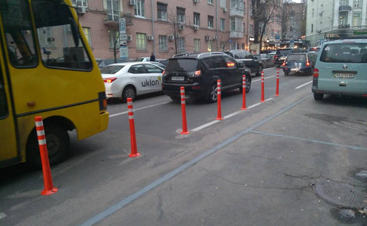 В Киеве ограждают полосы общественного транспорта метровыми столбиками