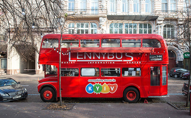 История красного автобуса в центре столицы