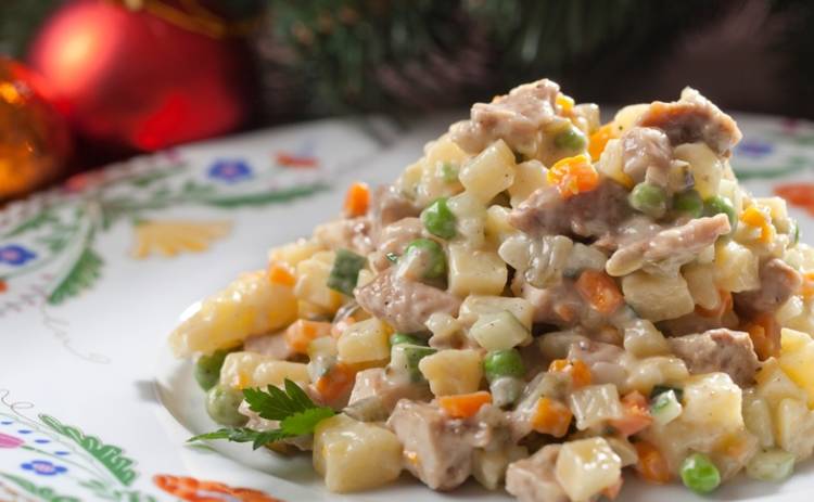 Просто объедение! Шикарный салат с копченой курицей и жаренной картошкой (рецепт)
